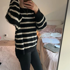 Tröja - Jättemysig stickad tröja. Aning nopprig så säljer därför lite billigare🫶🏼 perfekt att ha till allt💗