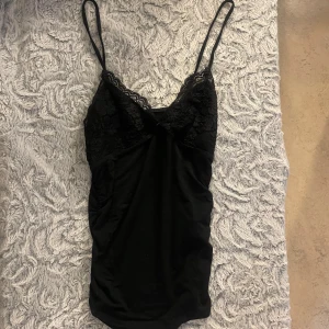 linne - fint stretchigt linne med lite spets och rynkade sidor🎀