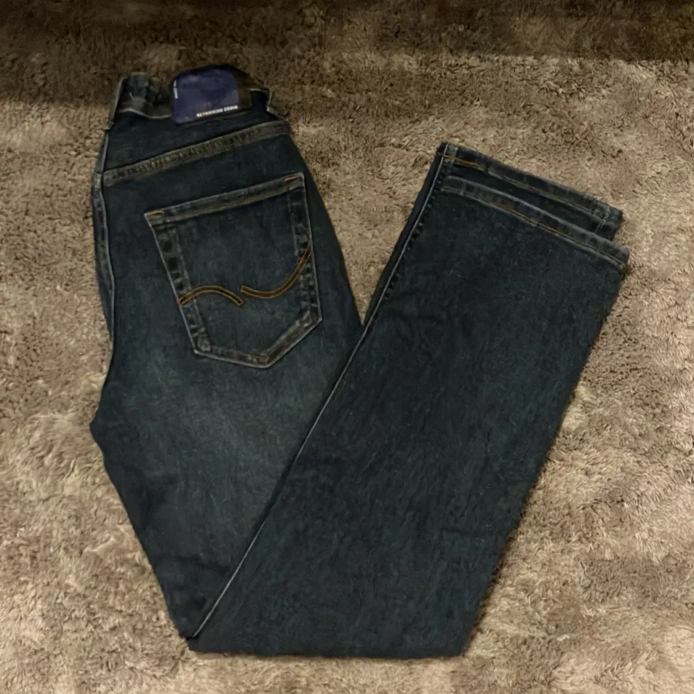 Säljer ett par riktigt snygga  mörkblåa jens. Ordinariepris 499. Jeans & Byxor.