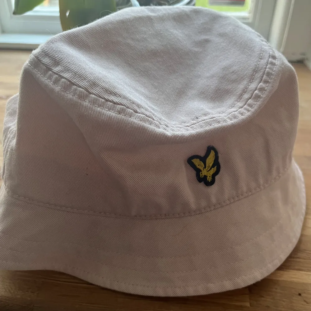 Ljusrosa bucket hat från Lyle & Scott. Aldrig använd. Övrigt.