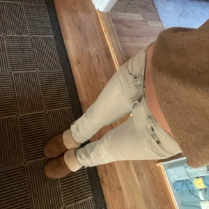 Lågmidjade jeans - Säljer dessa jättesnygga blå lågmidjade jeansen som tyvärr var för korta för mig 😕  Jag är 1.65 cm.  Storlek 27/32, men sitter som en 26/32