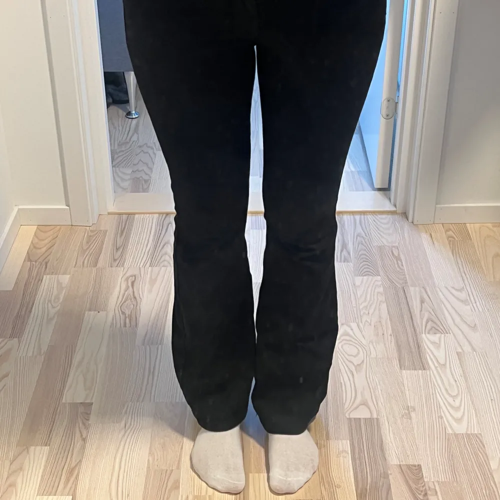 Svarta Low Waist jeans från Vero Moda. Säljer då dom är för korta för mig (är 175 cm) och får ingen användning av dom.  Använd enstaka gång. Köpta för 500kr. Jeans & Byxor.