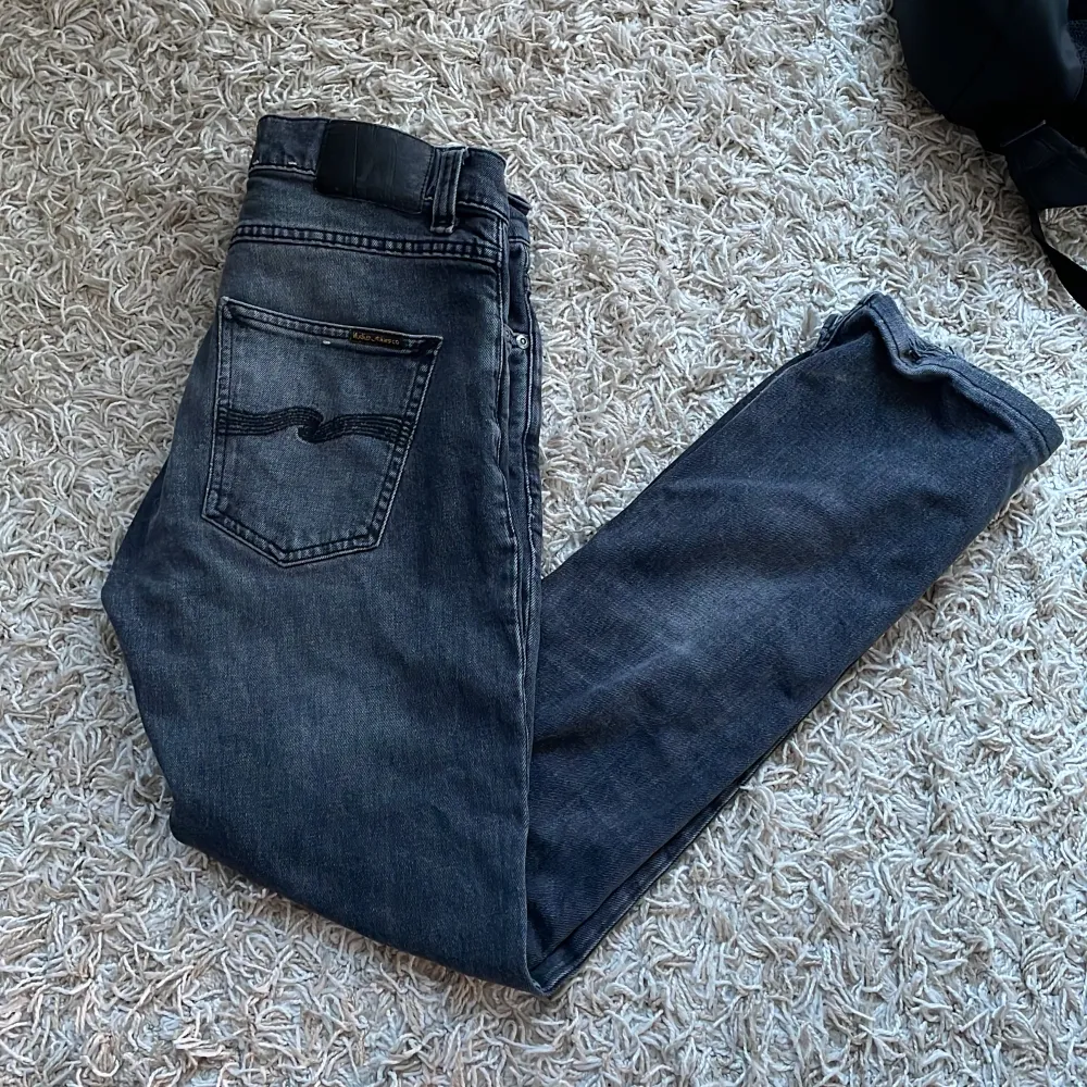 Hej säljer mina Nudie jeans! Modell grim Tim dark cove. Bland dem trendigaste jeansen just nu. En defekt längst ner på benet (bild2). Färg grå. Nypris: 1699kr. Storleken är 29:32. Frågor och funderingar hör av er. Kan gå ner i pris vid snabb äffär💸👍🙌. Jeans & Byxor.