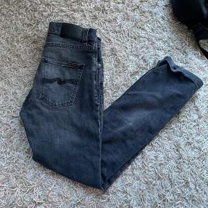 Hej säljer mina Nudie jeans! Modell grim Tim dark cove. Bland dem trendigaste jeansen just nu. En defekt längst ner på benet (bild2). Färg grå. Nypris: 1699kr. Storleken är 29:32. Frågor och funderingar hör av er. Kan gå ner i pris vid snabb äffär💸👍🙌