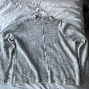 Superfin stickad tröja från Kappahl, köpt secondhand men inga defekter. Den är i storlek L men passar en S-M💞