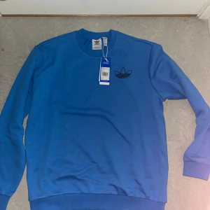Adidas Sweatshirt  - Helt oanvänd Adidas sweatshirt i storlek L.