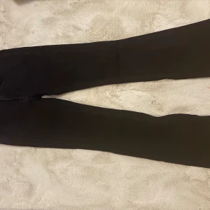 Jeans - Säljer ni dessa svrarta Jenssen från ryvls i storlek 158/164. Jeansen är köpta på kidsbrandstore och det är bootcut . Jeansen har inga tecken på användning för att jag bara har använt de ett par gånger. Hör av er vid fler frågor❤️