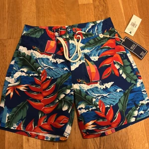 Polo Ralph Lauren Badbyxor - Ett par färglada Ralph Lauren badbyxor i storlek 30. Helt oanvända badbyxor så som nya. Köpta ifrån Farfetch och dom är för tilfället slutsålda. 