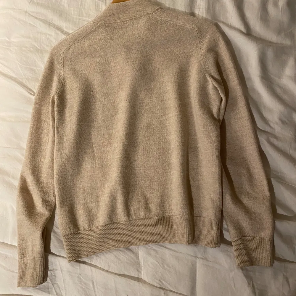 Tjo! Säljer nu denna morris ul tröjan. Den är nästan använd men har dock krympt i tvätten. Den var från början en XL men nu passar en S och små M.. Tröjor & Koftor.