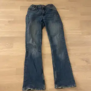 Blå jeans från Gina young. Använda några gånger och är i fint skick. Storlek 158 och passar mig perfekt som är 158cm. Köptes för 300kr säljer dom för 170kr + eventuell frakt.