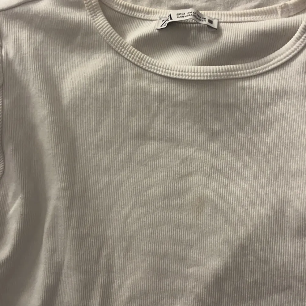 Säljer denna jätte gulliga tröjan med puff armar från zara! Den är i bra skick förutom en liten fläck som ni kan se på bild 2 men går nog bort om man verkligen skrubbar! Pris kan diskuteras!💕💕. T-shirts.