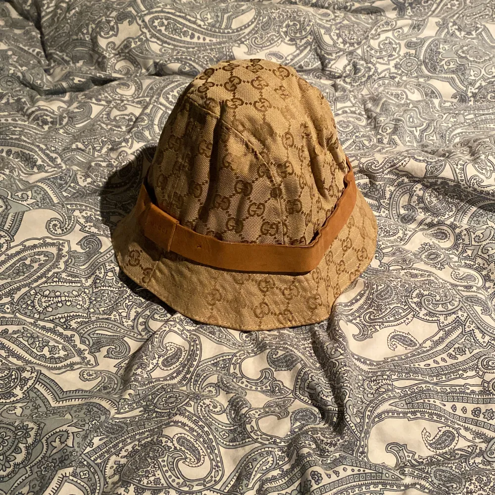 En cucci hatt från en cucci butik i Italien. Ny pris 3000  Mitt pris 1100. Accessoarer.