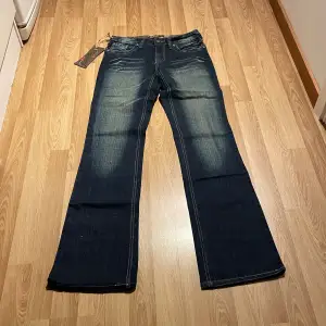 (16) lågmidjade bootcut jeans helt nya med lappar kvar, stretchiga! Strlk 28/34 passar större. Midjemått rakt över: 36cm, innerbenslängd: 84cm 🩵