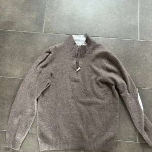 Gran Sasso Kashmir-halfzip   - Säljer min Gran sasso Kashmir tröja till ett bra pris. Det är 100% cashmere och storleken är M/S