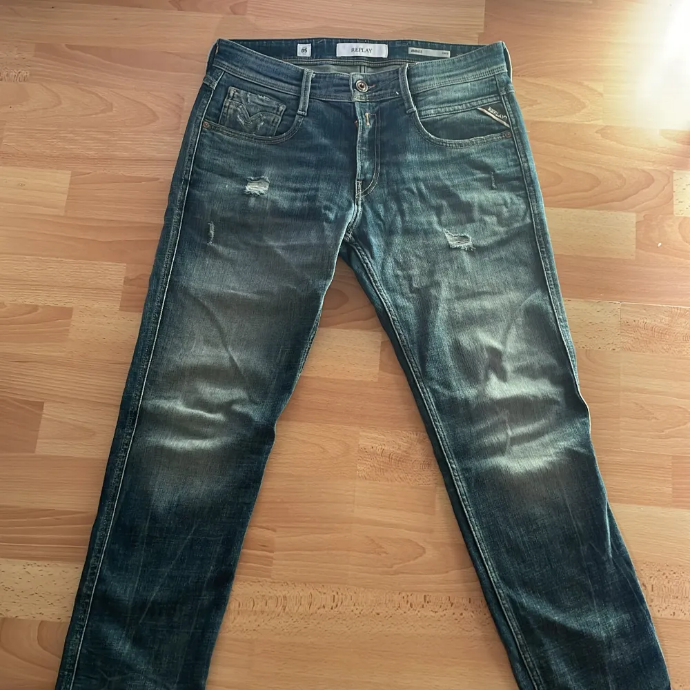 Slitna och stilfulla Blå Replay Anbass jeans i storlek W29/L30. Perfekt för alla tillfällen, särskillt till sommarn. Nypris 1800. Jeans & Byxor.