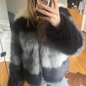 Pälsjacka - Blå pälsjacka från zara! S/M