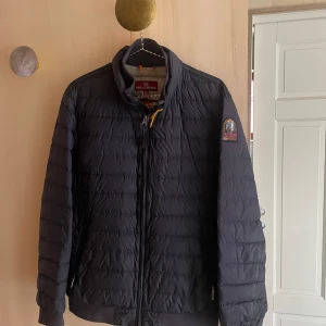 Parajumper jacka - Säljer min parajumper jacka för jag har växt ut den😄 Sydd under fickan som ni ser på bild 3 Nypris 3000kr Storlek L i Young storlek= Xs Mörkblå😀