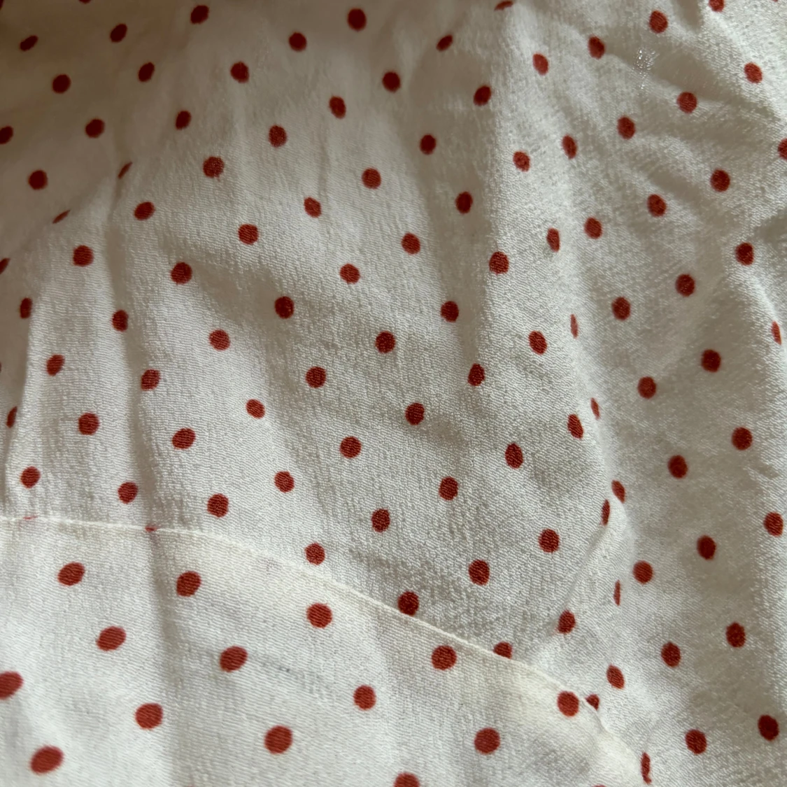 Gulligt orange/vit prickigt linne - 90