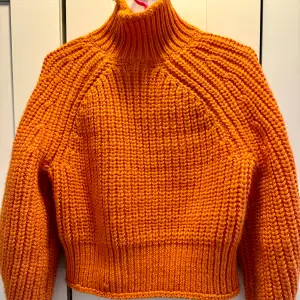 Cozy bright orange knitted thick sweater. In great condition, worn seldomly with good care ☺️