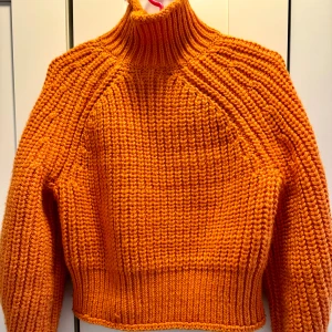 Stickad tröja - Cozy bright orange knitted thick sweater. In great condition, worn seldomly with good care ☺️