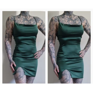 Klänning  - Grön satinklänning. Ställbara band. Strl s.