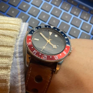 Tudor GMT ”Pepsi” - Sjukt snygg Tudor GMT i färgen röd/blå. Nydligen bytt läderband.