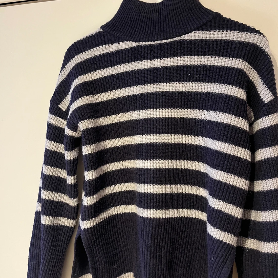 Randig stickad tröja