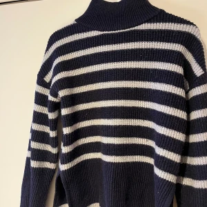 Randig stickad tröja - Randig fin teöja