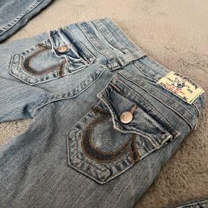 Säljer dessa super snygga jeans från true religion. Storlek 23 men passar folk som är ca 159-164 ish❣️ Bootcut men kan upplevas som lite mer straight när man har dom på beroende på hur stora vader man har💕 Lowwaist. Super fint skick och inga defekter.