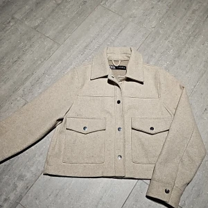 Kort kappa Zara - Beige kort kappa från Zara. Använd en säsong. 