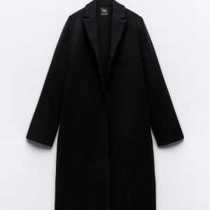 Kappa  - Kappa från zara i syntetiskt ylletyg, köpt för 399kr❤️✨ Säljer då den inte kommer till användning längre🫶🏽