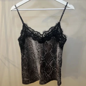 Spets linne - Spets linne i strl S❤️