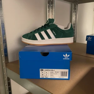 Adidas campus 00 - Säljer ett par helt nya gröna adidas campus 00. Kvitto och extra snören finns. Pris 1600kr