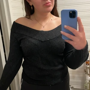 Stickad tröja - Supersöt svart stickad tröja. Står storlek S men jag som har M kan även ha den.  Hör av dig om du har frågor eller vill ha fler bilder💕