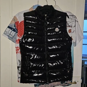 Moncler Väst - Medium 9/10 använda 3 ggr inte min stil men passade fint med en hoodie 