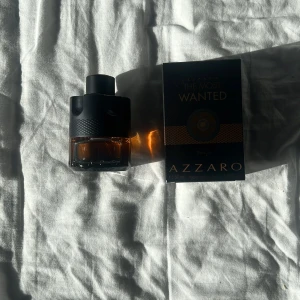 Azzaro the most wanted parfum  - Den är 50 ml, cirka 40ml kvar. Box och parfym ingår i köp