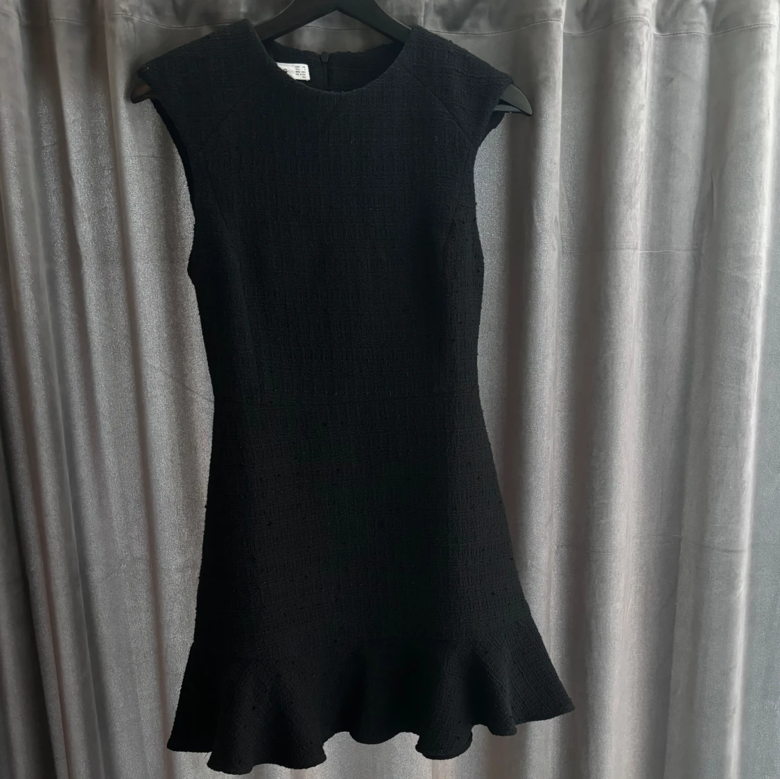 Svart broderad klänning