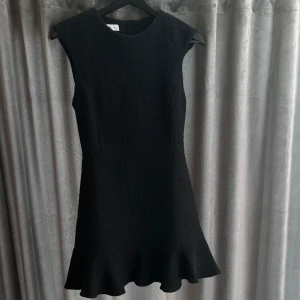 Svart broderad klänning - Svart broderad klänning med detaljer inklusive en glansig insida. Klänningen är från märket Mango. Klänningen har använts en gång och är därför i super fint skick.   Storlek: XS  Nypris för klänningen: 799 kr  Pris: 450 kr. Priset går att diskuteras