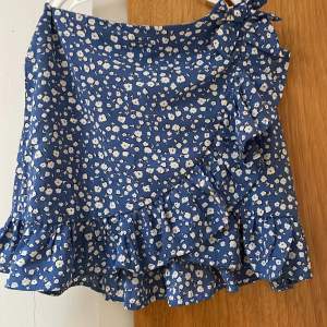  Jätte gullig och söt sommar kjol från SHEIN, storlek 152 och inte mycket använd💓💓