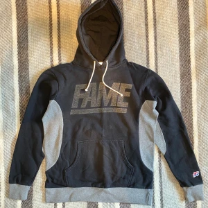 Hall of Fame hoodie - Storlek M. Bra skick utöver tryck.