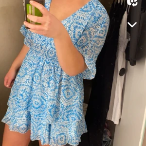 Klänninh - Super fin klänning från new yorker, använd 3 gånger och den har inga defekter, säljer för 200 och skriv för fler bilder💓💓passar s och m