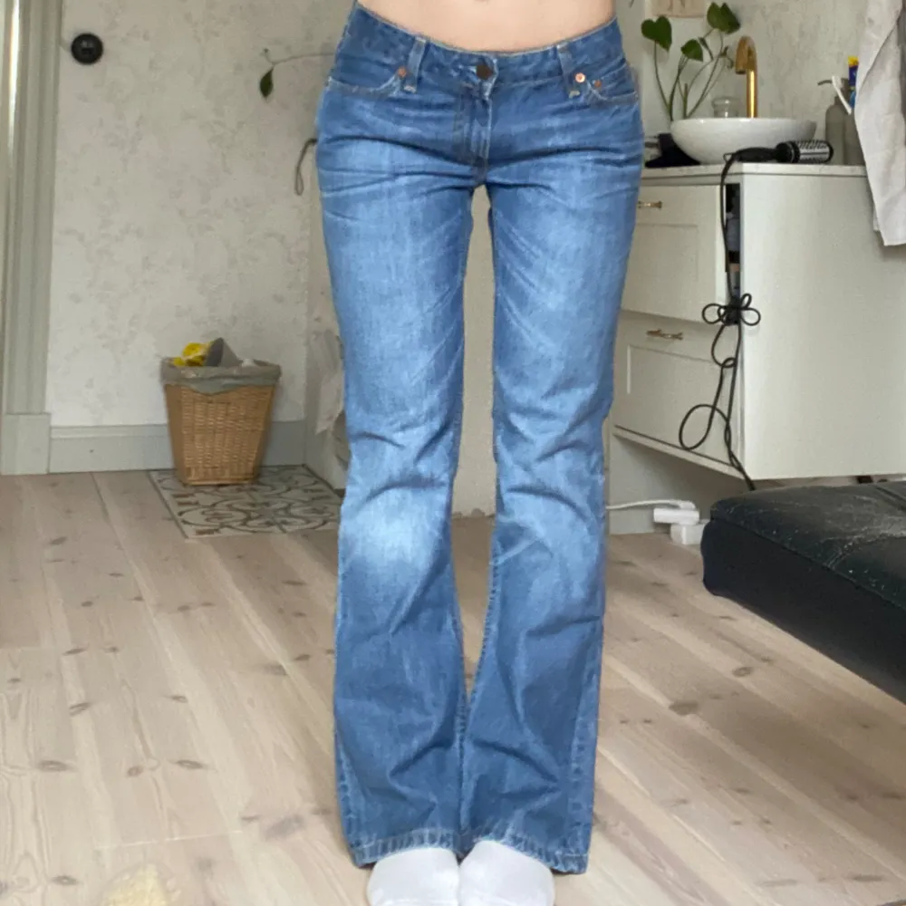 Jättefina bootcut jeans i mycket bra skick🫶. Jeans & Byxor.