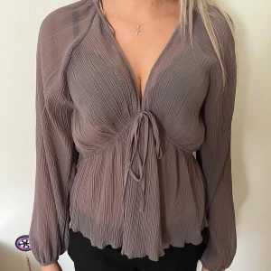 Blus från Zara - Säljer denna fina blus från Zara då den tyvärr är för liten för mig. Den har storlek S och endast använd 1 gång. Nyskick!😍