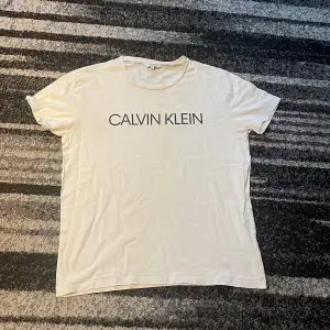 Calvin Klein t-shirt fåtal gånger använd, väldigt bra pris!!