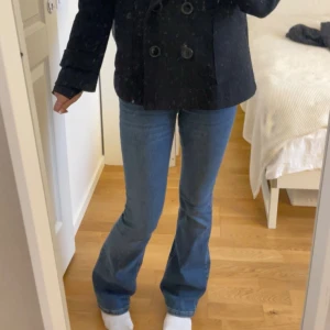 blåa jeans - bootcut jeans från gina, dom är i väldigt bra skick bara använda några gånger. 