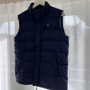 Gant Dunväst - Säljer en Gant väst i bra skick. Storlek barn 170cm, så sitter som en vuxen S.