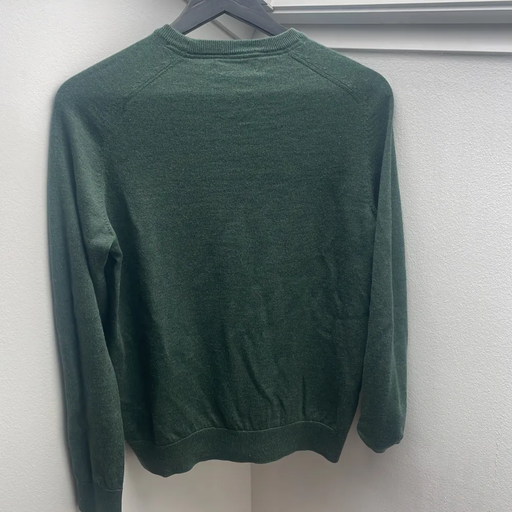 Jag säljer min gröna merino ull sweatshirt från Morris. Tröjan är L men har krympt och passar runt storlek M-S. Eftersom det har hänt kan priset diskuteras. Nypris 1599 kr.. Stickat.