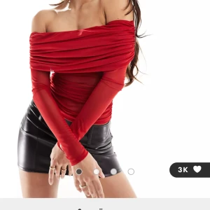 Röd mesh topp  - ASOS DESIGN – Röd, långärmad topp i mesh med djup bardotringning. Kostar 259 på hemsidan, säljer för 200. Pris kan diskuteras. Helt oanvänd med prislappen på! 
