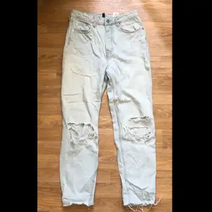 Väldigt ljusblå/vita baggy ripped jeans från Divided HM. Säljer då jag inte längre använder dem