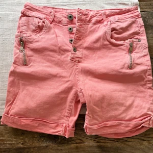 Damshorts - Fantastiskt fina sommarshorts i dammodell. Mycket bra skick.  Storlek S (36).